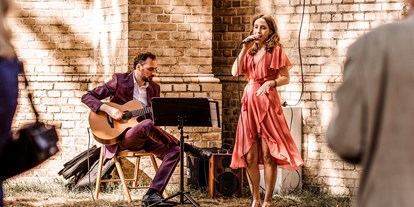 Hochzeitsmusik - Einstudieren von Wunschsongs - Sektempfang in Potsdam
 - la la Luxe - Akustik Duo