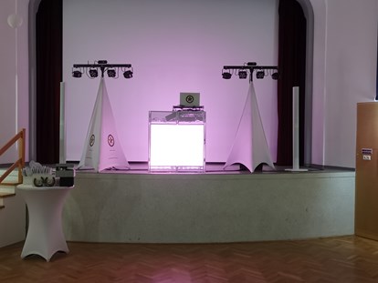 Hochzeitsmusik - Musikanlage - Pitten - Aufbaubeispiel Indoor Bühne 2022 - Rusty Karaoke & Music Entertainment Premium Hochzeits-DJ für Ihren schönsten Tag