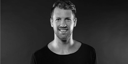 Hochzeitsmusik - Musikrichtungen: Nullerjahre - Gütersloh - Hello my name is Lukas - DJ Monobeats - Hochzeits DJ mit live Percussion