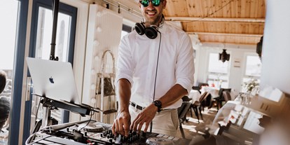 Hochzeitsmusik - Musikrichtungen: Hits von Heute - DJ - DJ Monobeats - Hochzeits DJ mit live Percussion