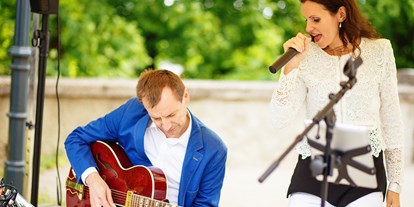 Hochzeitsmusik - Kosten für Agape/Sektempfang (1 Stunde): bis 200 Euro - Pitten - DUOVOLARE - Charlie Kager mit der italienischen Sängerin Fausta Gallelli - Charlie Kager - holt die Band aus der Gitarre