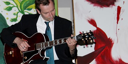 Hochzeitsmusik - Kosten für kirchliche Trauung: bis 450 Euro - Trauung mit Gitarre Solo - Charlie Kager - holt die Band aus der Gitarre