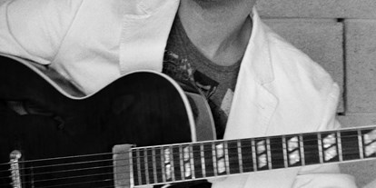 Hochzeitsmusik - Musikrichtungen: Jazz - Pitten - Charlie Kager - Gitarre Solo - Charlie Kager - holt die Band aus der Gitarre
