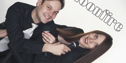 Hochzeitsmusik - Band-Typ: Trio - Wir sind das DUO MOONFIRE aus dem Bezirk Neunkirchen und machen seit fast 10 Jahren Musik auf Hochzeiten (Tafel/Agape/Kirche/Standesamt), Geburtstagsfeiern, Firmenevents, Galas, Veranstaltungseröffnungen usw.
 - MOONFIRE