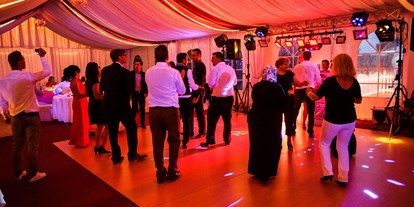 Hochzeitsmusik - Musikrichtungen: Partyhits - Bayern - Zelt in Roter Beleuchtung - Partyhochzeitsmusik
