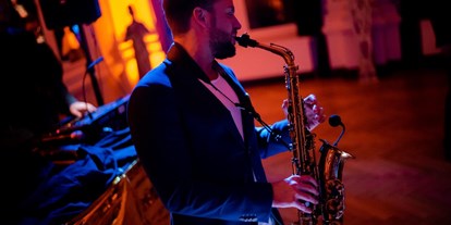 Hochzeitsmusik - Kosten für Abendhochzeit (ca. 5 Stunden): bis 2400 Euro - Euskirchen - Saxophon Hochzeit Köln, Düsseldorf & NRW - Live Event Music - Saxophon plus DJ und Percussion