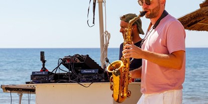 Hochzeitsmusik - Outdoor-Auftritt - Kettenhausen - Dj und Saxophon zum Sonnenuntergang am Strand mit Lounge Music - Live Event Music - Saxophon plus DJ und Percussion