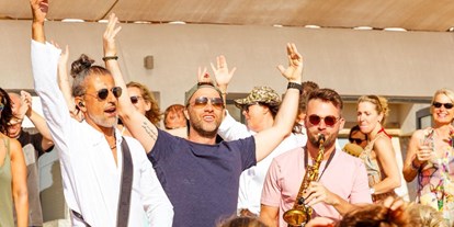 Hochzeitsmusik - Band-Typ: Cover-Band - Kettenhausen - Party am Strand mit Live Event Music: DJ, Saxophon & Percussion - Live Event Music - Saxophon plus DJ und Percussion