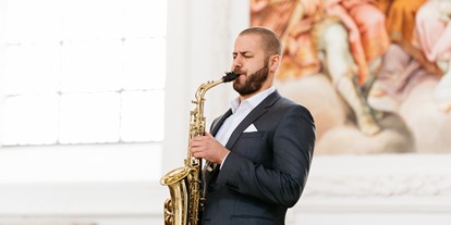 Hochzeitsmusik - Freising - Sektempfang: Adrian Planitz am Saxophon - SAXOBEATZ | DJ & Live Saxophon 