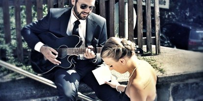 Hochzeitsmusik - Musikrichtungen: Rock - Hessen - ..eine Outdoor-Trauung begleiten wir natürlich auch gerne. - Zweisangzeit