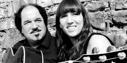 Hochzeitsmusik - Band-Typ: Duo - Hohenems - Darina&Garry
Musik mit viel Gefühl
für den besonderen Moment im Leben - Darina und Garry