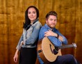 Hochzeitsband: Das Akustik-Duo DEESIDE besteht aus der Sängerin Wespa und dem Gitarristen Daniel.  - DEESIDE