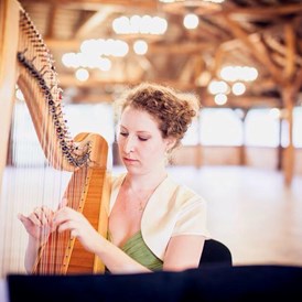 Hochzeitsband: At a wedding - Your Event Harpist - Veronika Villanyi