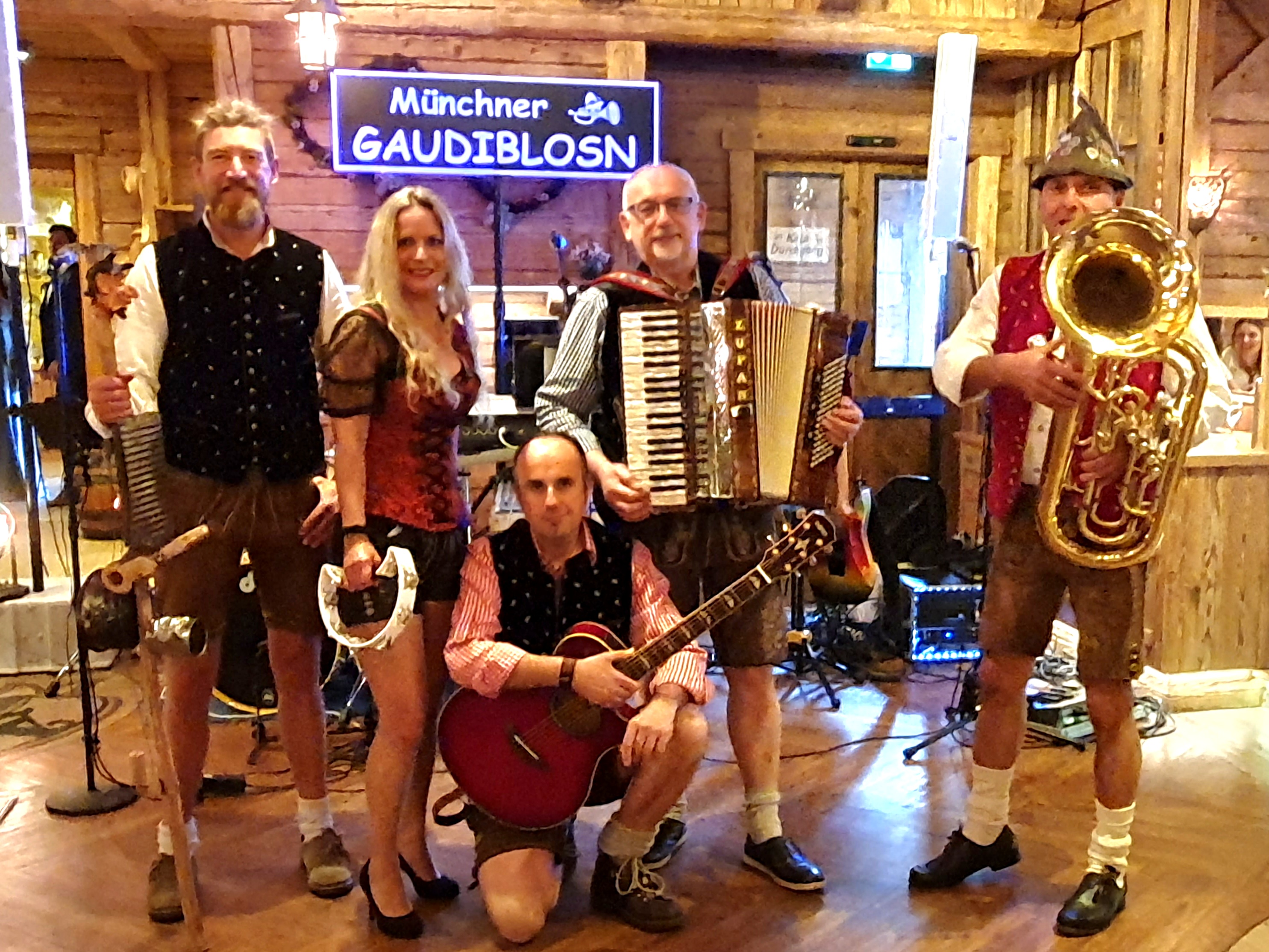 Hochzeitsband - Hochzeitsband als Quintett mit Schlagzeug und Sängerin. - Münchner Gaudiblosn Hochzeitsband