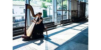Hochzeitsmusik - Musikrichtungen: Nullerjahre - Pernreith - Harpist For Your Event in Graz