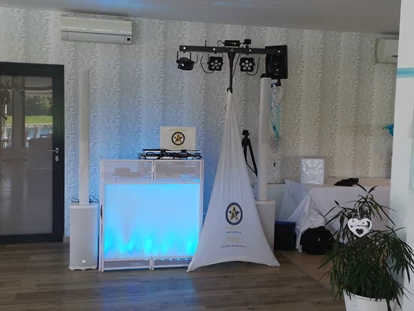 Hochzeitsmusik - Musikrichtungen: Pop - Dörfl bei Kasten - Aufbaubeispiel Gold-DJ Package im Wake Up 1210 Wien 2022 - Rusty Karaoke & Music Entertainment Premium Hochzeits-DJ für Ihren schönsten Tag