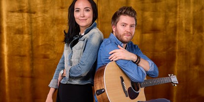 Hochzeitsmusik - Musikrichtungen: Nullerjahre - Niederstraß - Das Akustik-Duo DEESIDE besteht aus der Sängerin Wespa und dem Gitarristen Daniel.  - DEESIDE