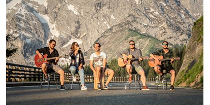Hochzeitsmusik - Outdoor-Auftritt - Kitzbühel - Gruppenfoto von BAM auf der Rossfeld-Straße - BAM - Berchtesgaden Acoustic Music