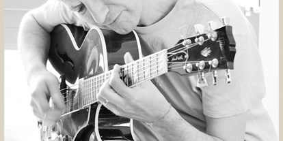 Hochzeitsmusik - Besetzung (mögl. Instrumente): E-Gitarre - Charlie Kager - holt die Band aus der Gitarre