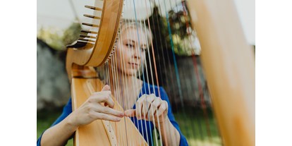 Hochzeitsmusik - Besetzung (mögl. Instrumente): Harfe - Glaubendorf - Schlossgarten-Hochzeit - Harfenistin Petra Mallin