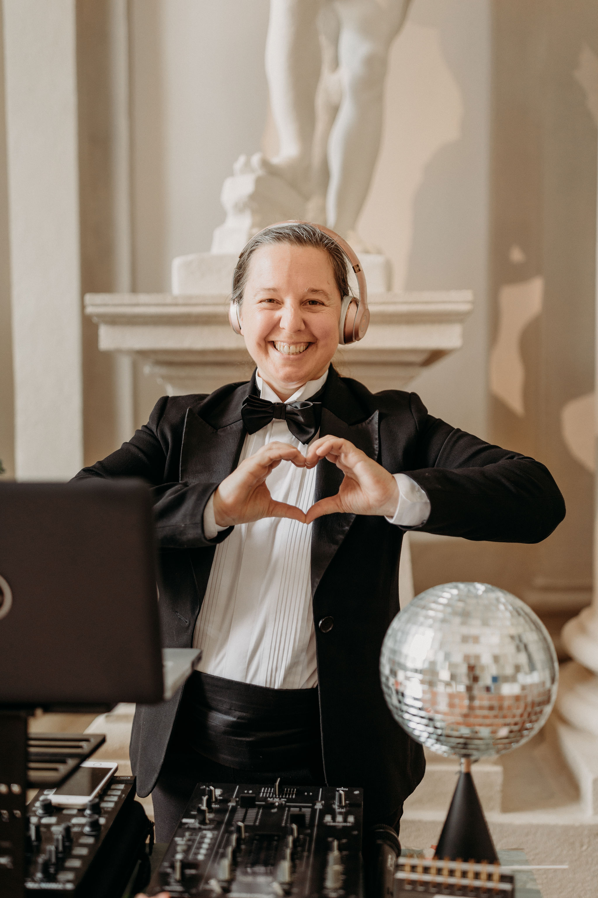 Hochzeitsmusik: Heart(ist) at work

Foto: Linh Schröter  - chris crocodile DJ