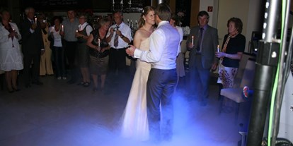 Hochzeitsmusik - Einstudieren von Wunschsongs - Rohr in Niederbayern - Mitternachtstanzeinlage mit UV-Licht und Bodennebel - Partyhochzeitsmusik