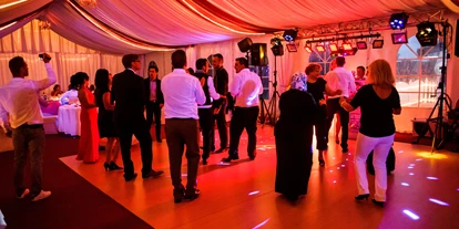 Hochzeitsmusik - geeignet für: Tanzmusik - Wiesenfelden - Zelt in Roter Beleuchtung - Partyhochzeitsmusik