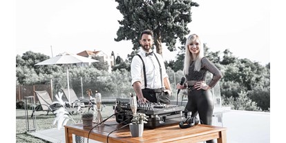 Hochzeitsmusik - Kosten für Agape/Sektempfang (1 Stunde): bis 800 Euro - Landsberied - Event DJ und Event Sängerin München - Party DJ und Party Sängerin München - Tonestylers