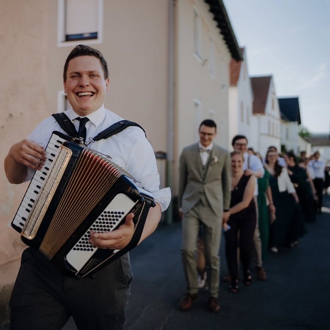 Hochzeitsband - Frontmann mit Hochzeitsgesellschaft auf dem Weg zum Brautverziehen - Nice Ties
