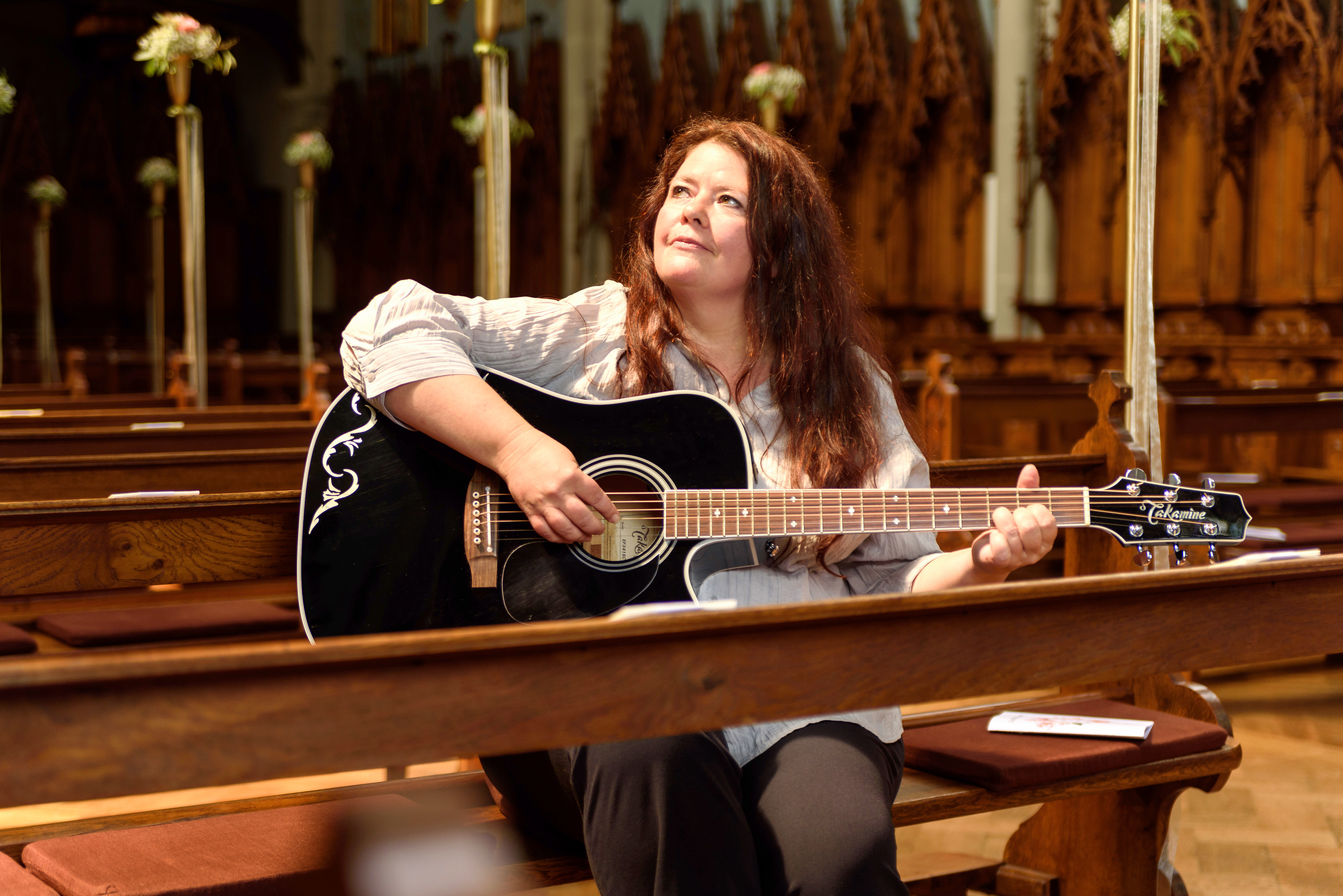 Hochzeitsband - Musik für Hochzeit, Taufe, Beerdigung und Feierlichkeiten von Sängerin Vorarlberg - Sängerin Yvonne Brugger mit Gitarre - Vorarlberg