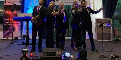 Hochzeitsmusik - Outdoor-Auftritt - FIRST CLASS PARTYBAND 
Music For All Generations 
LIVE is LIVE   - FIRST CLASS PARTYBAND Music For All Generations - Coverband, Hochzeitsband, Partyband 