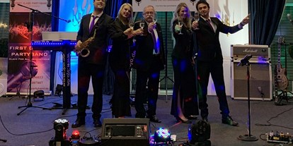 Hochzeitsmusik - Besetzung (mögl. Instrumente): Percussion - Hepstedt - FIRST CLASS PARTYBAND 
Music For All Generations 
LIVE is LIVE   - FIRST CLASS PARTYBAND Music For All Generations - Coverband, Hochzeitsband, Partyband 