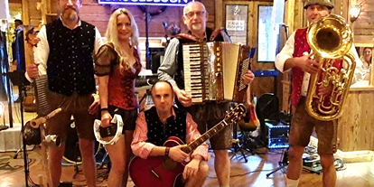 Hochzeitsmusik - PLZ 82538 (Deutschland) - Hochzeitsband als Quintett mit Schlagzeug und Sängerin. - Münchner Gaudiblosn Hochzeitsband
