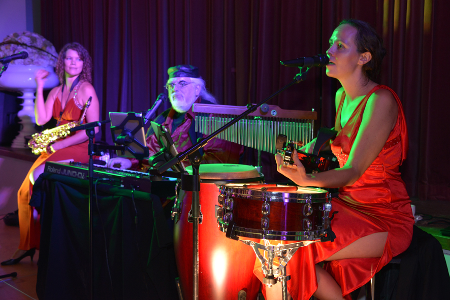 Hochzeitsmusik - Band-Typ: Jazz-Band - Österreich - Melissa, Alexander und Julia (Sax) bei einer Hochzeit auf Schloss Mondsee - R.D.Project