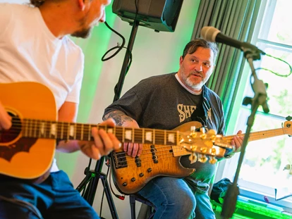 Hochzeitsmusik - Bischofswiesen - Bassist Mandi bei der Arbeit. 
(Foto: Edith Schimak) - WESPA MAGIC