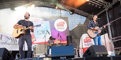 Hochzeitsmusik - Musikrichtungen: Hits von Heute - Karlsruhe - JUMIFA auf der Bühne des Radiosenders "DIE NEUE WELLE" für das Stadtfest Karlsruhe 2018 - JUMIFA