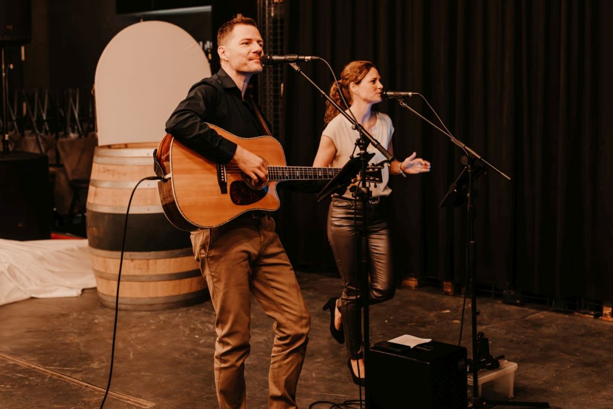 Hochzeitsband: Akustik-Party-Duo beim Braustehlen - Coverage