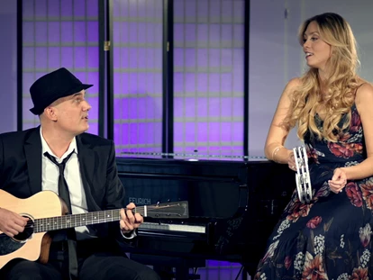 Hochzeitsmusik - Entertainer Martin und Judita musizieren Zam oid wearn Cover für die Hochzeit.  
Unplugged mit Gitarre, Stompbox und Tambourine.  - Entertainer Martin und Bunch of Stars Hochzeitsband