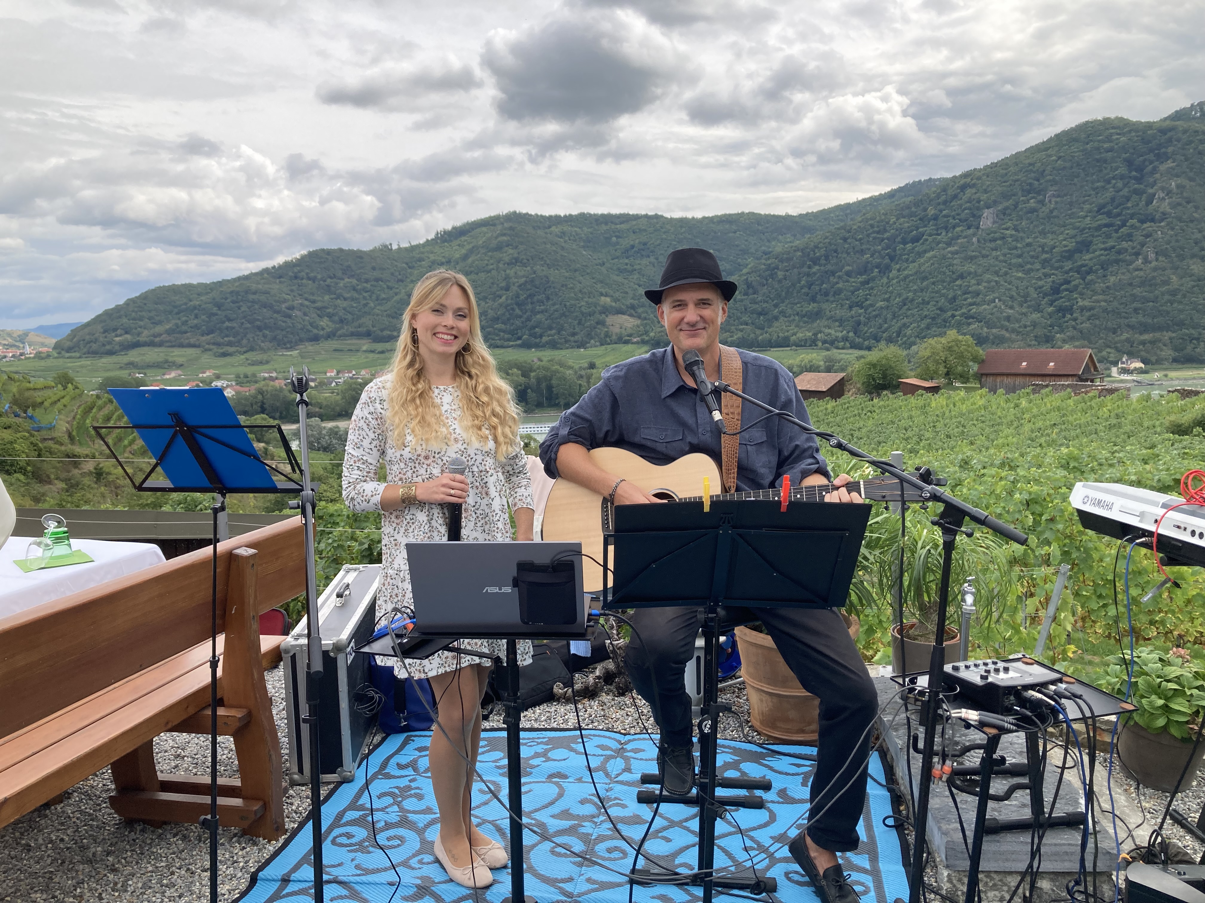 Hochzeitsmusik - Trauung mit Entertainer Martin und Judita 
in den Weinbergen.  - Entertainer Martin und Bunch of Stars Hochzeitsband