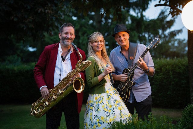 Hochzeitsmusik - Entertainer Martin und Band Bunch of Stars bei der Hochzeit im Garten. - Entertainer Martin und Bunch of Stars Hochzeitsband