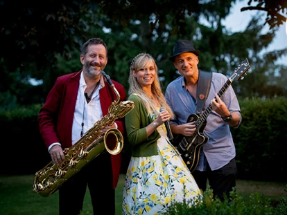 Hochzeitsmusik - Entertainer Martin und Band Bunch of Stars bei der Hochzeit im Garten. - Entertainer Martin und Bunch of Stars Hochzeitsband