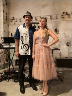 Hochzeitsmusik - Entertainer Martin mit Judita bei der Hochzeit.  - Entertainer Martin und Bunch of Stars Hochzeitsband