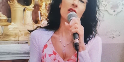 Hochzeitsmusik - Einstudieren von Wunschsongs - Steiermark - Top Sängerin NATASCHA von  der Frankysband in der Kirche, am Standesamt, bei der Agape und am Abend. - FRANKY´S BAND,  INTERNATIONALE MUSIK  UND BALKANMUSIK