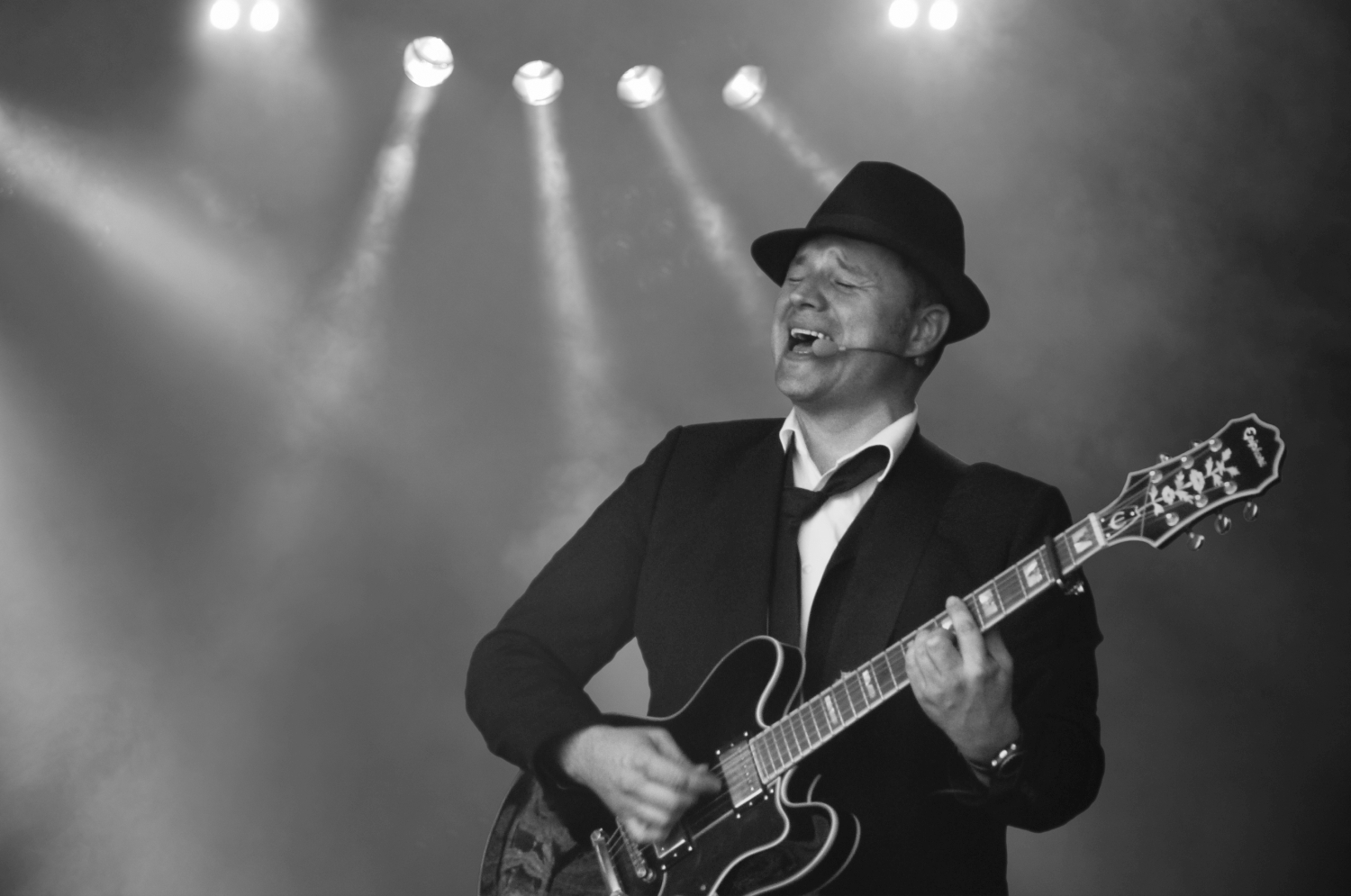 Hochzeitsmusik - PLZ 97320 (Deutschland) - Mr. Jones - Rocksolist/Rock-Alleinunterhalter oder Unplugged