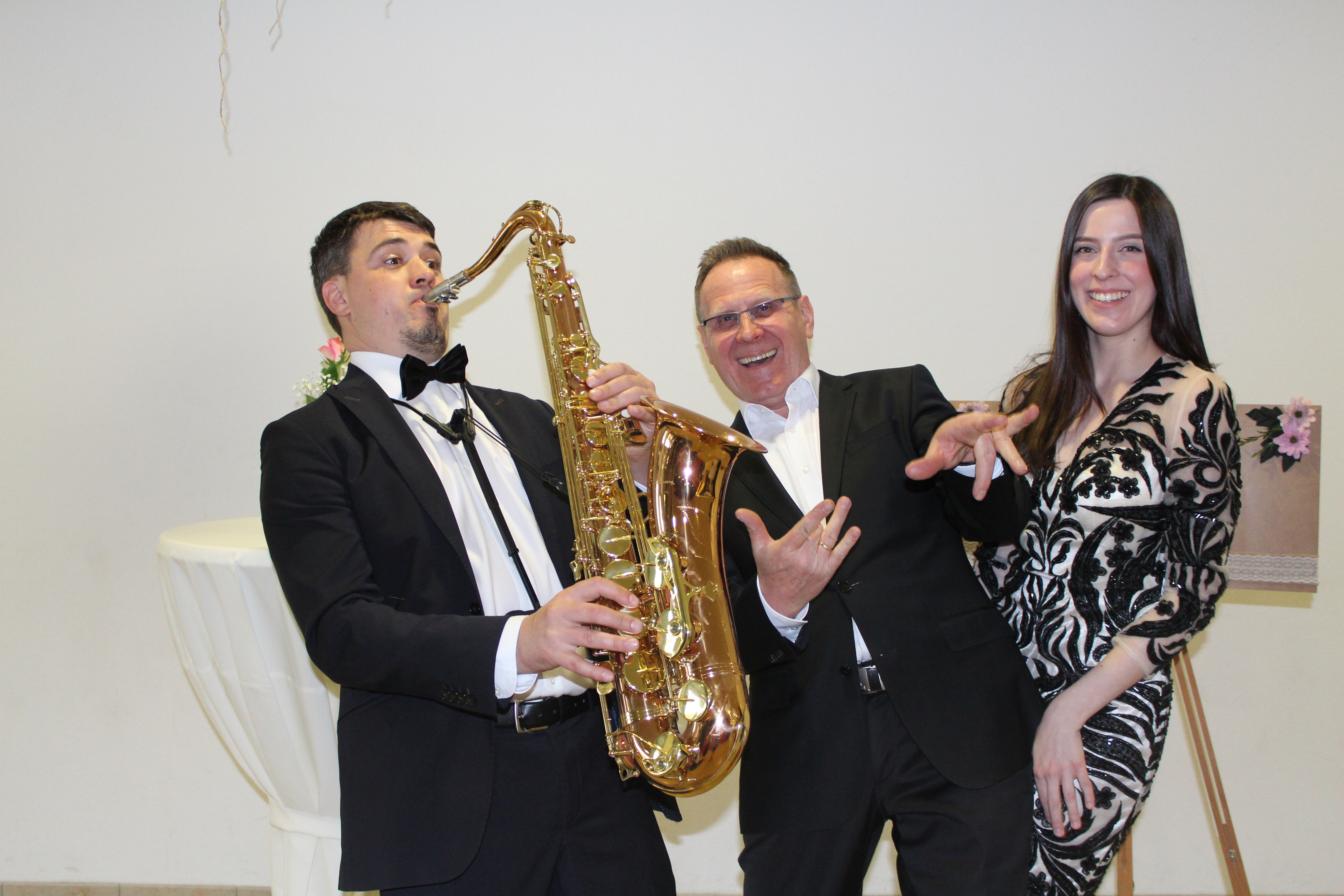 Hochzeitsband: Hochzeitsmoderatorin & Musikband Theresia 🎉

Mit moderner Moderation, Gesang und DJ/Live-Band begleite ich eure freie Trauung und mache eure Feier unvergesslich – tanzen garantiert! 💫 - OLEG EI & COVA Eventband