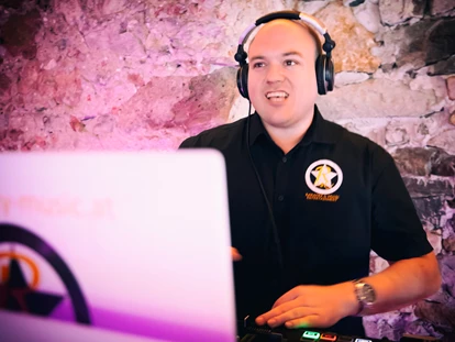 Hochzeitsmusik - Niederösterreich - Hochzeits-DJ Rusty in Action - Rusty Karaoke & Music Entertainment Premium Hochzeits-DJ für Ihren schönsten Tag