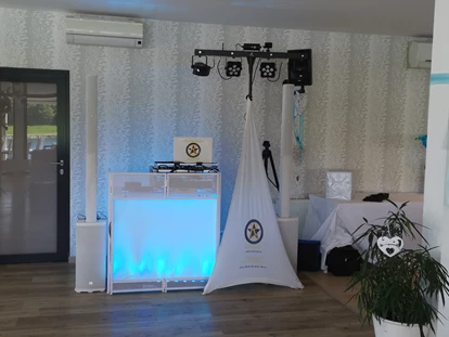 Hochzeitsmusik - Niederösterreich - Aufbaubeispiel Gold-DJ Package im Wake Up 1210 Wien 2022 - Rusty Karaoke & Music Entertainment Premium Hochzeits-DJ für Ihren schönsten Tag