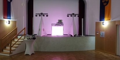 Hochzeitsmusik - PLZ 3150 (Österreich) - Aufbaubeispiel Indoor Bühne 2022 - Rusty Karaoke & Music Entertainment Premium Hochzeits-DJ für Ihren schönsten Tag
