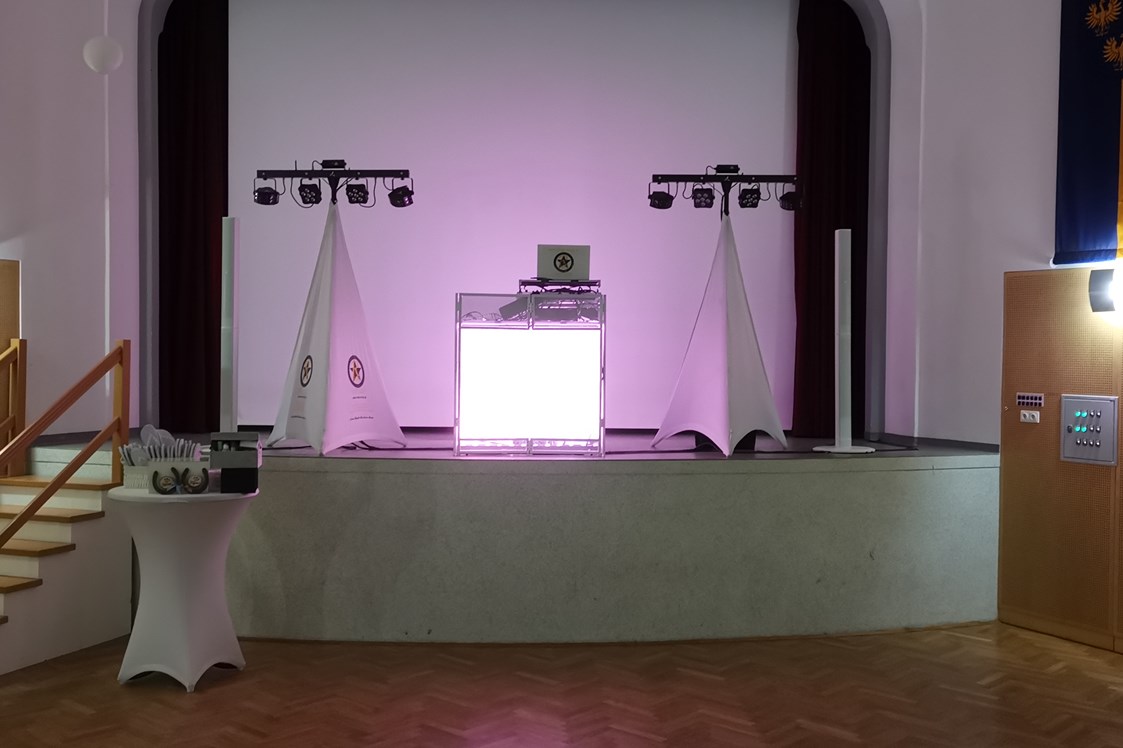 Hochzeitsband: Aufbaubeispiel Indoor Bühne 2022 - Rusty Karaoke & Music Entertainment Premium Hochzeits-DJ für Ihren schönsten Tag