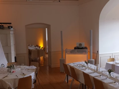 Hochzeitsmusik - Niederösterreich - Aufbeibeispiel Gold-DJ Package + Ambiente-Licht-Addon 2022 - Rusty Karaoke & Music Entertainment Premium Hochzeits-DJ für Ihren schönsten Tag